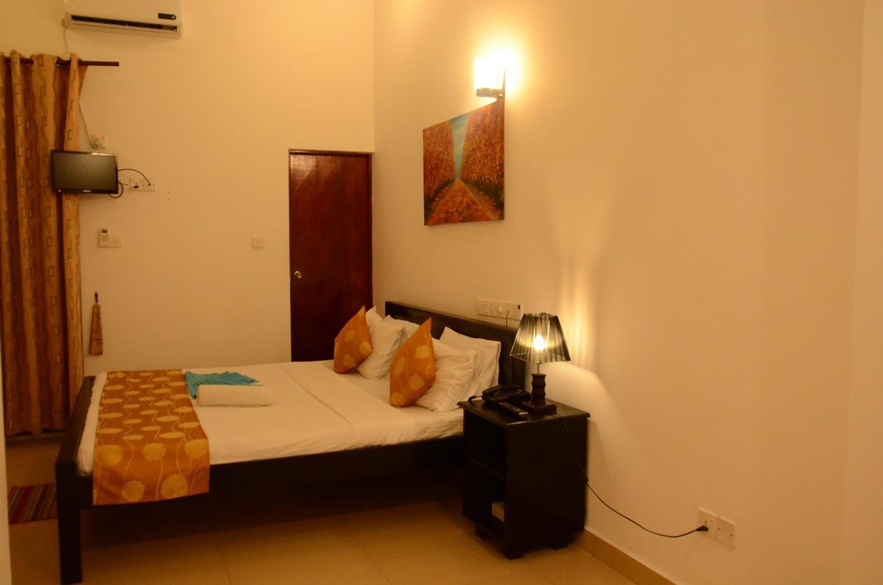 Beverly Hills Hotel Dehiwala-Mount Lavinia Екстер'єр фото