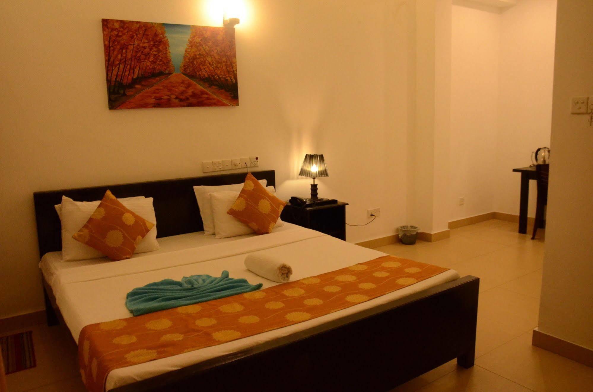 Beverly Hills Hotel Dehiwala-Mount Lavinia Екстер'єр фото