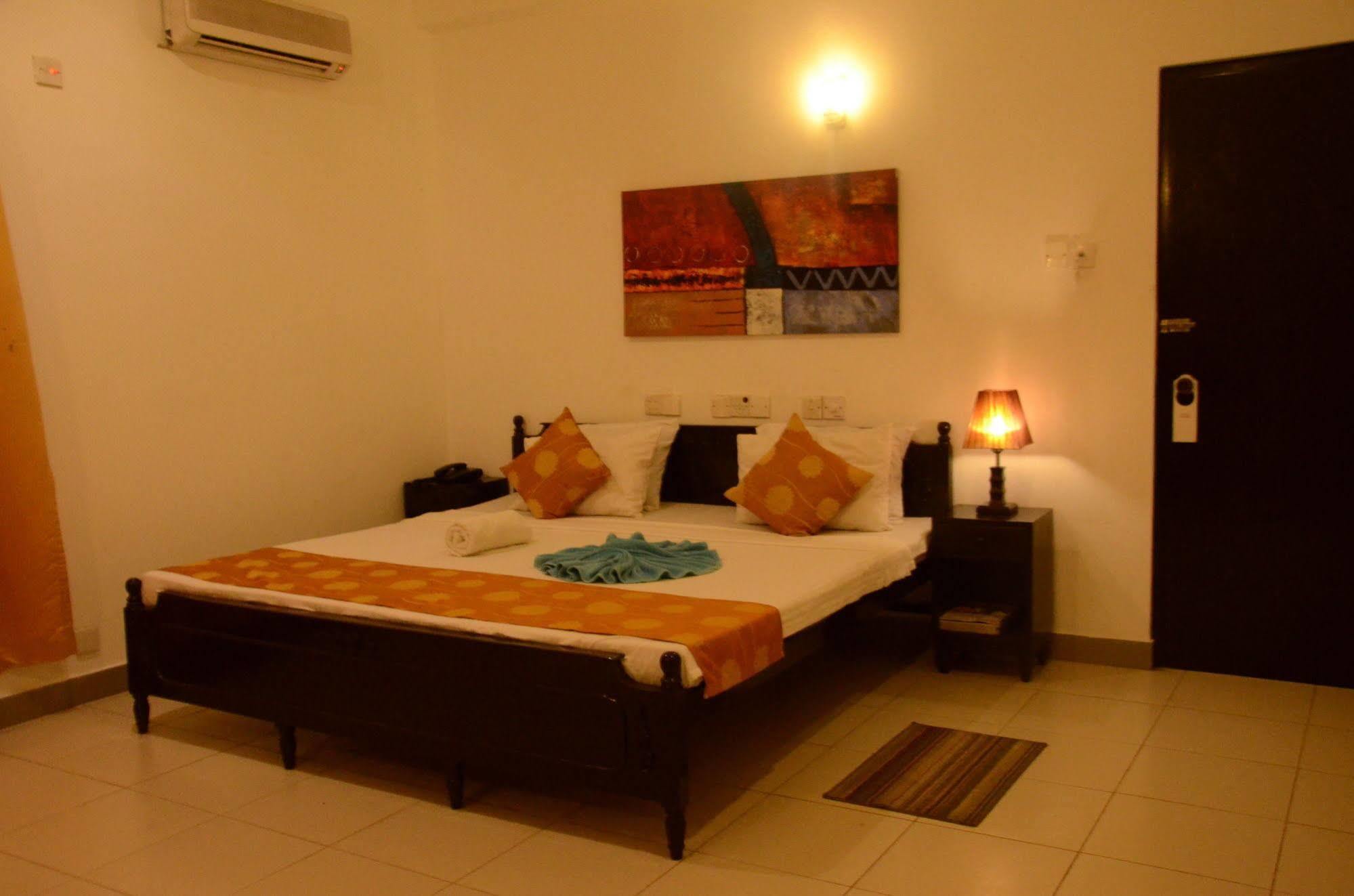 Beverly Hills Hotel Dehiwala-Mount Lavinia Екстер'єр фото