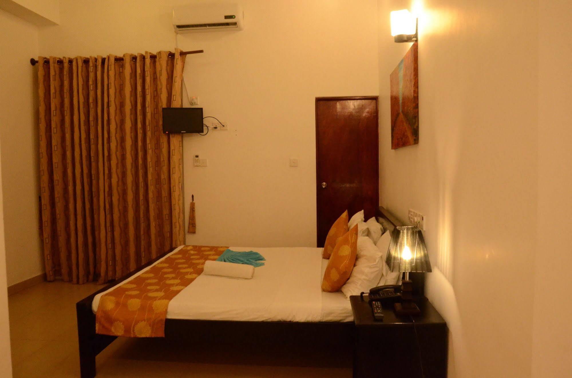 Beverly Hills Hotel Dehiwala-Mount Lavinia Екстер'єр фото