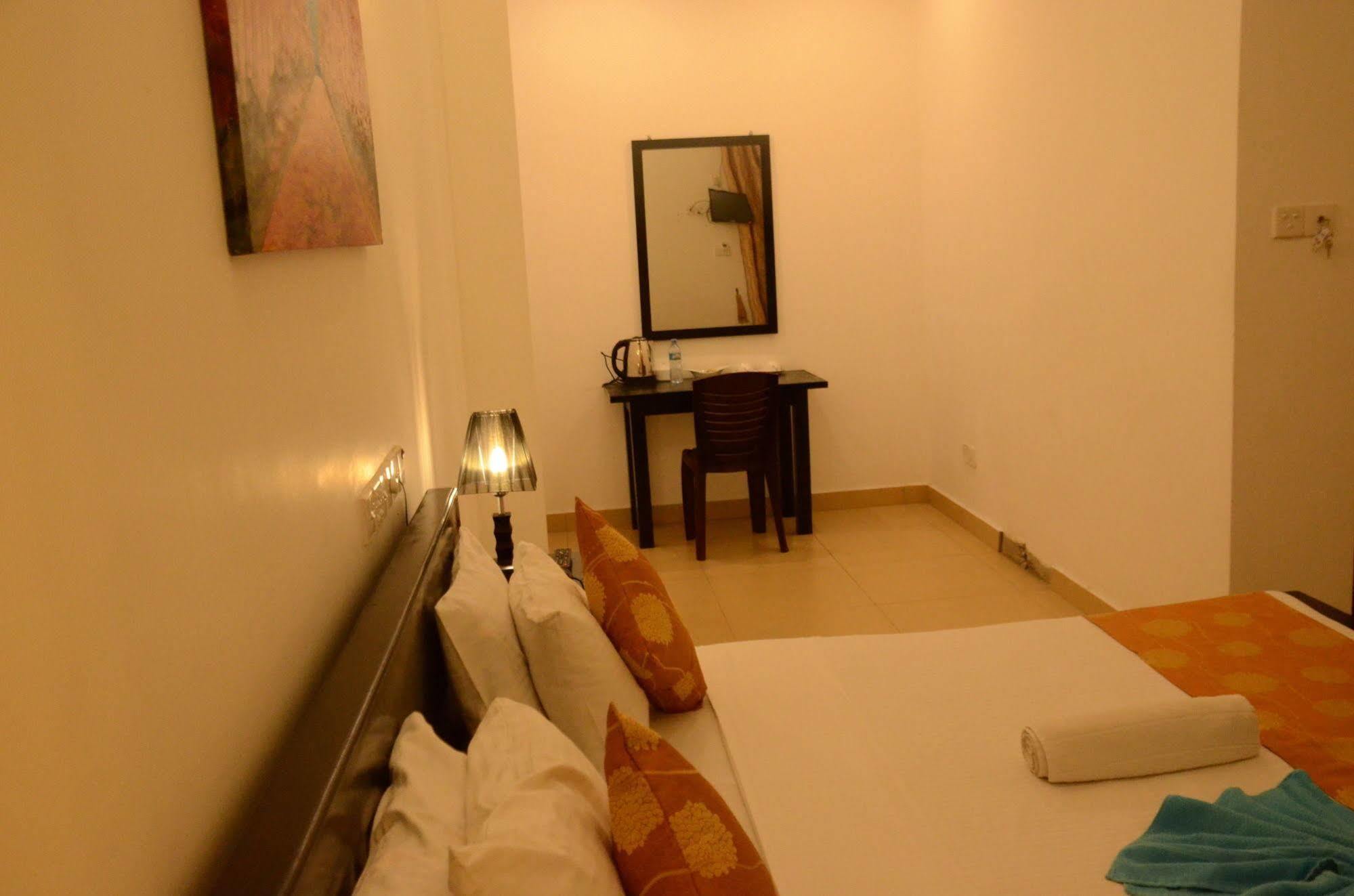 Beverly Hills Hotel Dehiwala-Mount Lavinia Екстер'єр фото